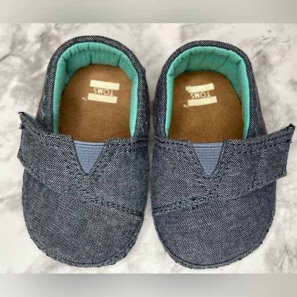 TOMS Blue Chambray Embroidery Baby Crib Shoes Moccasins - Picture 5 of 6